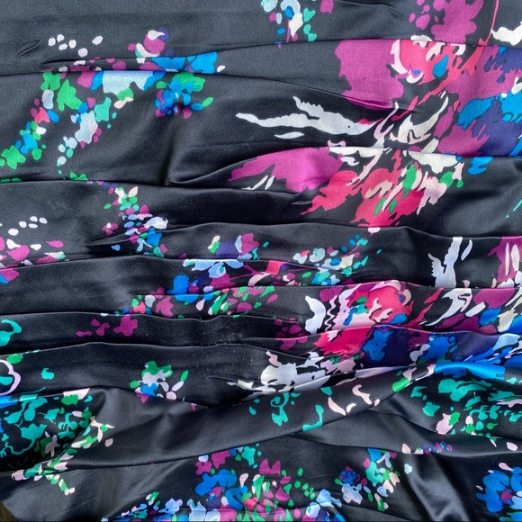 Express Ruched Floral Dress - Picture 3 of 10